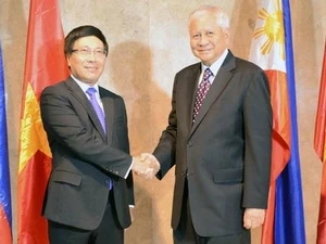 Le ministre vietnamien des Affaires étrangères Pham Binh Minh et son homologue philippin, Albert F. Del Rosario. (Source: ministère philippin des Affaires étrangères)